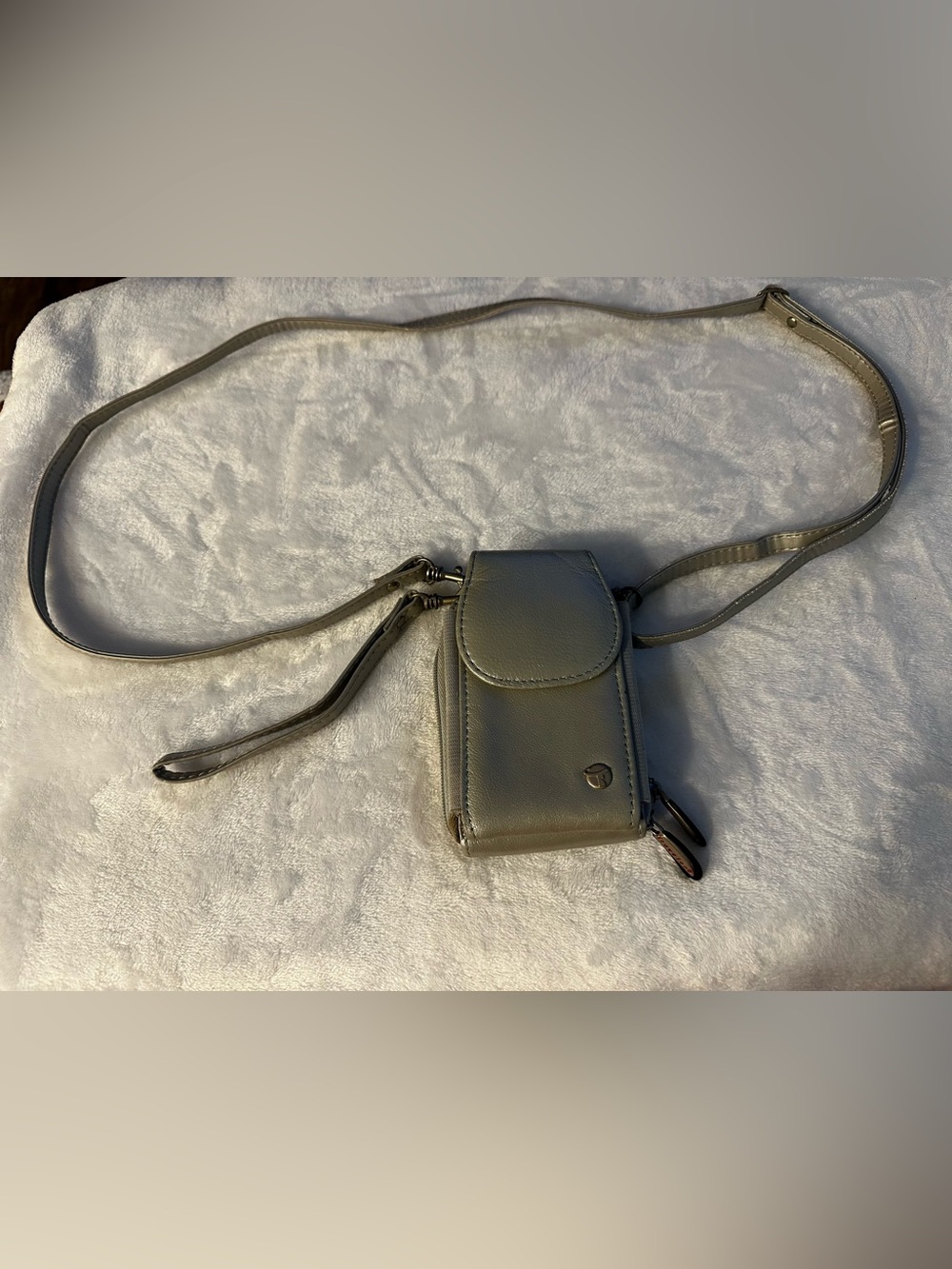 Travelon leather phone wallet crossbody belt bag credit card holder in silver.